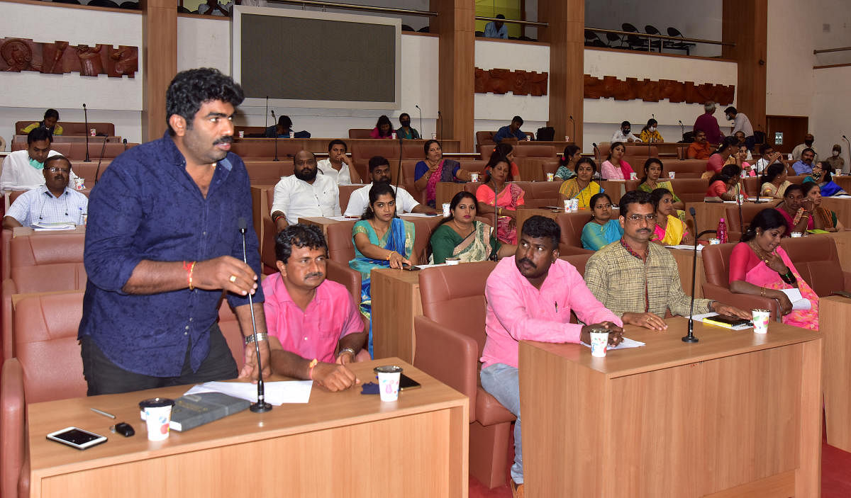 A corporator raises a point during a special meeting held to discuss traffic woes in the hall of Mangaluru City Corporation on Tuesday. DH PHOTO