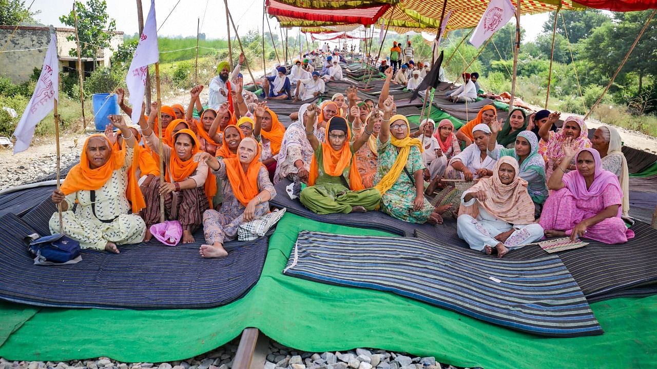 Farmers block railway tracks during 'Rail Roko Andolan' against the central government's newly introduced farm bills, at Devi Dass Pura village, 20km from Amritsar, Sunday, September 27, 2020. Credit: PTI Photo