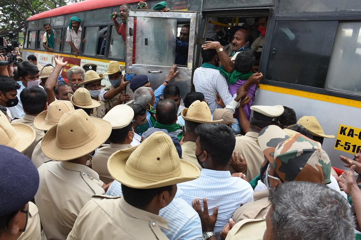 Police take farmers, who were involved in ‘rail roko’ protest, into preventive custody near Mysuru Railway station in Mysuru on Thursday. DH PHOTO