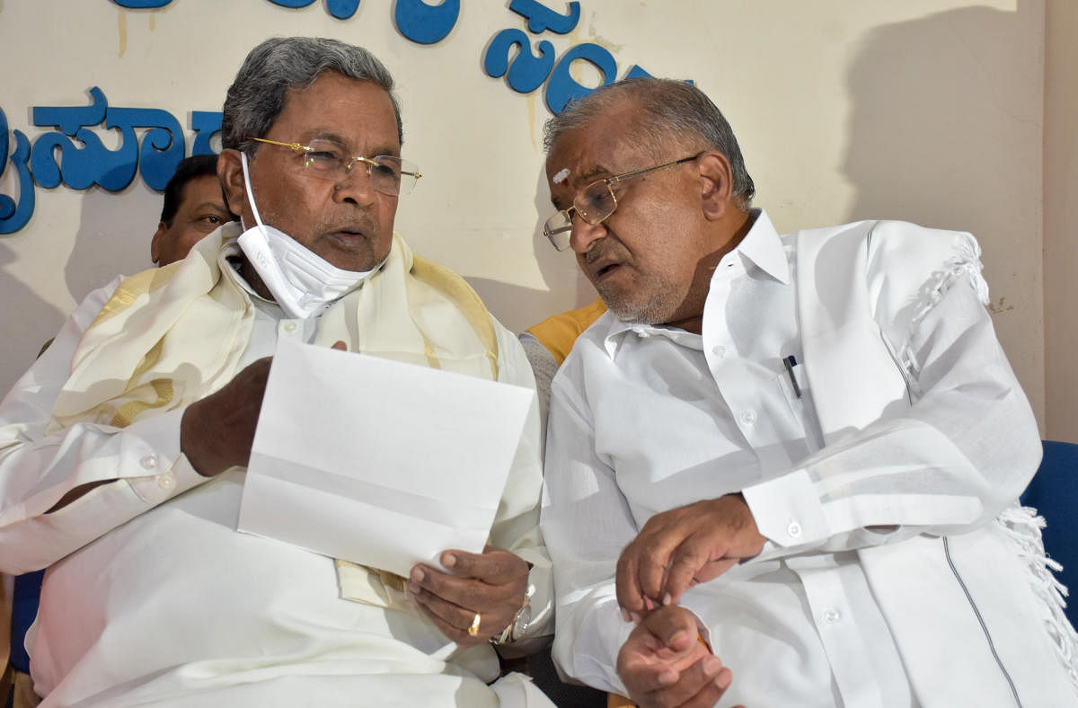 Leader of the Opposition Siddaramaiah and MLA G T Devegowda interact during the inauguration of Mysuru Photo Journalists' Association at MDJA in Mysuru on Saturday. DH Photo