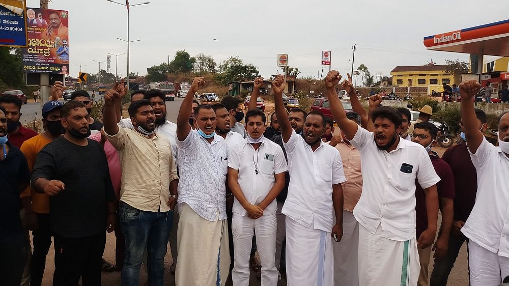 Protesters from Kerala warned of blocking the Mangaluru-Kerala National Highway if restrictions continued at Talapady. Credit: DH Photo