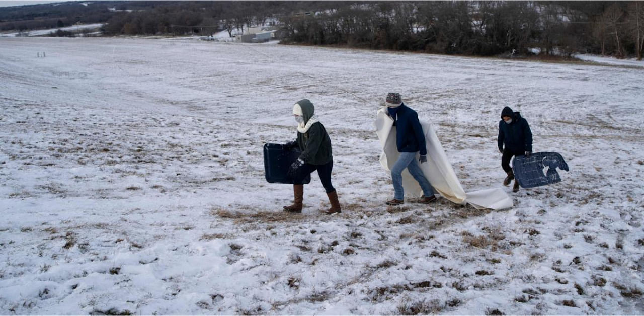 A deadly winter weather system that brought record-busting cold to the southern and central United States, knocking out power for millions in oil-rich Texas, blanketed the East Coast in snow February 18, 2021, disrupting coronavirus vaccinations. Credit: AFP Photo