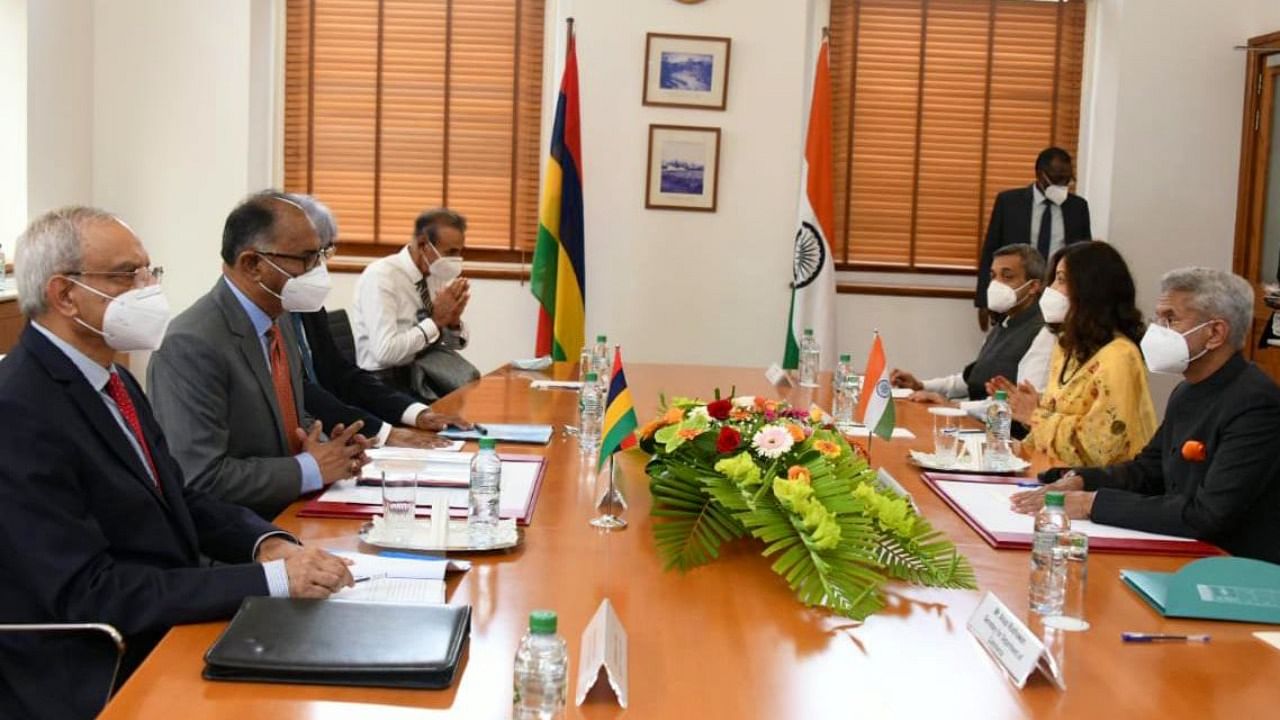 Foreign Minister S Jaishankar in a meeting with Mauritian counterpart Alan Ganoo. Credit: Twitter/@DrSJaishankar