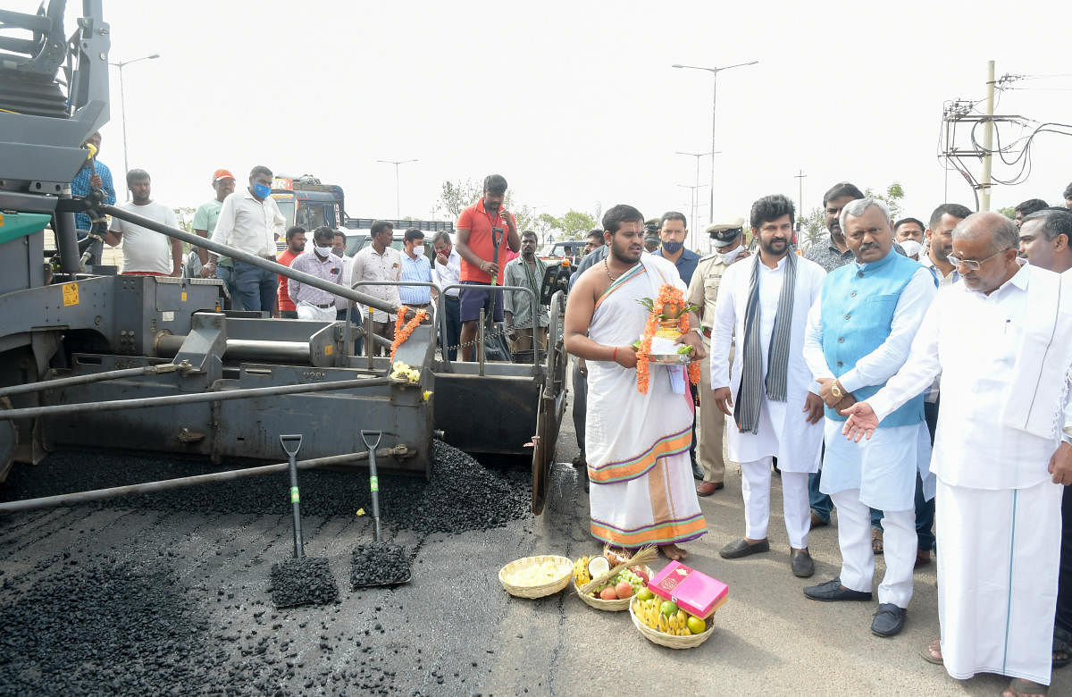 District In-charge Minister S T Somashekar launches asphaltation works on Outer Ring Road in Mysuru on Monday. MP Pratap Simha and MLA G T Devegowda are seen. DH PHOTO
