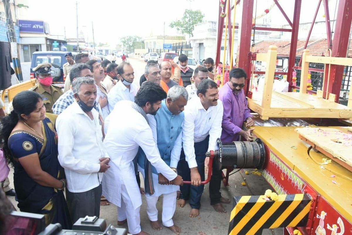 MP Pratap Simha, District In-charge Minister S T Somashekar operate the renovated ‘Carriage-cum- lift’, at Chamundeshwari temple atop Chamundi Hill in Mysuru on Monday. DH PHOTO