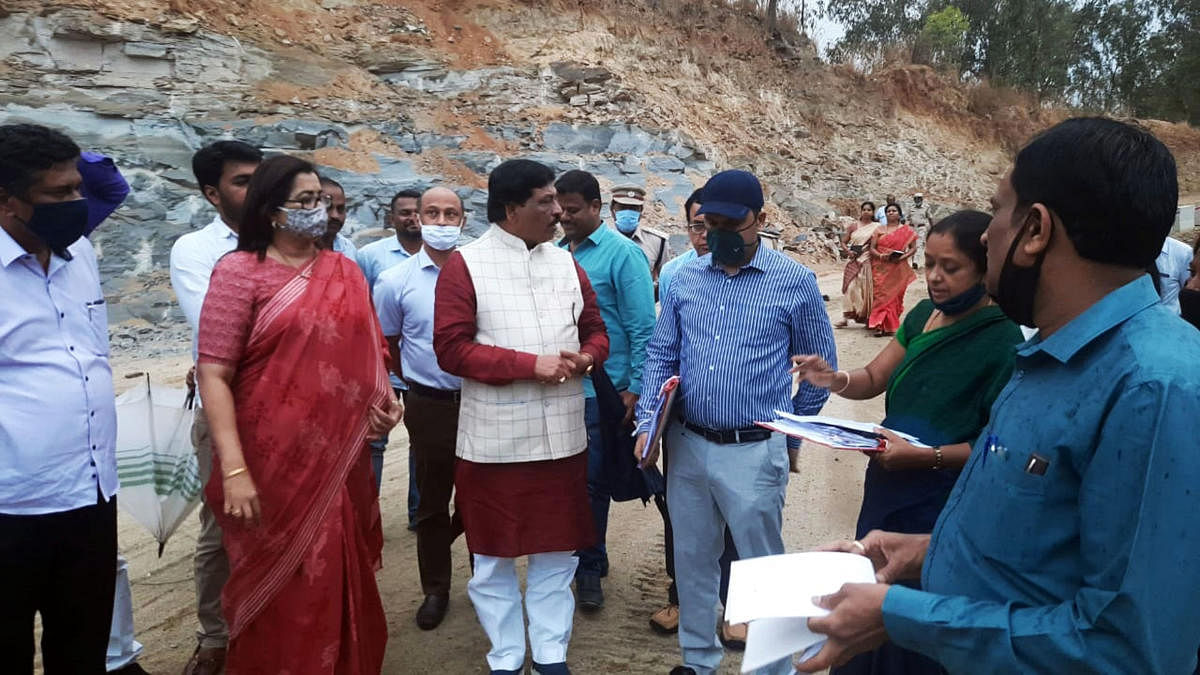 Minister of Mines and Geology Murugesh Nirani and MP Sumalatha inspect mining activities of DBL Company at Kalenahalli in Srirangapatna taluk, Mandya district on Monday. DH PHOTO