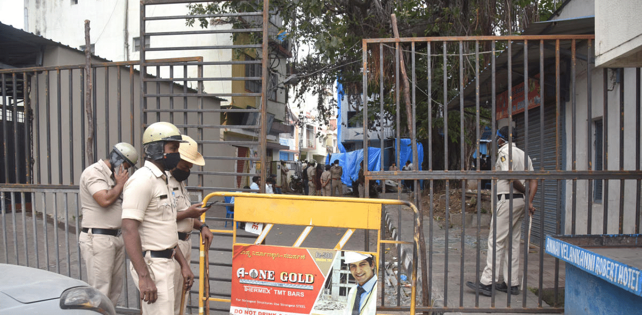 Police guarding MLA Akahanda Srinivasa Murthy house after violence. Credit: DH Photo