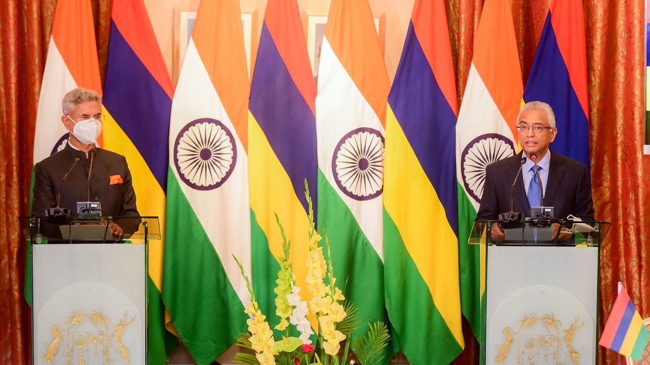 India's Foreign Minister Dr S Jaishankar (L and Mauritius Prime Minister Pravind Jugnauth. Credit: Twitter/@JugnauthKumar