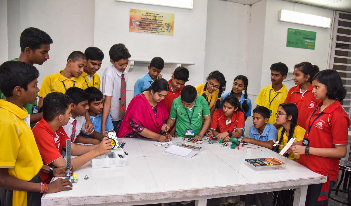 Students at Atal Tinkering Labs at Army Public School, Kamaraj Road, Bengaluru. DH Photo by S K Dinesh