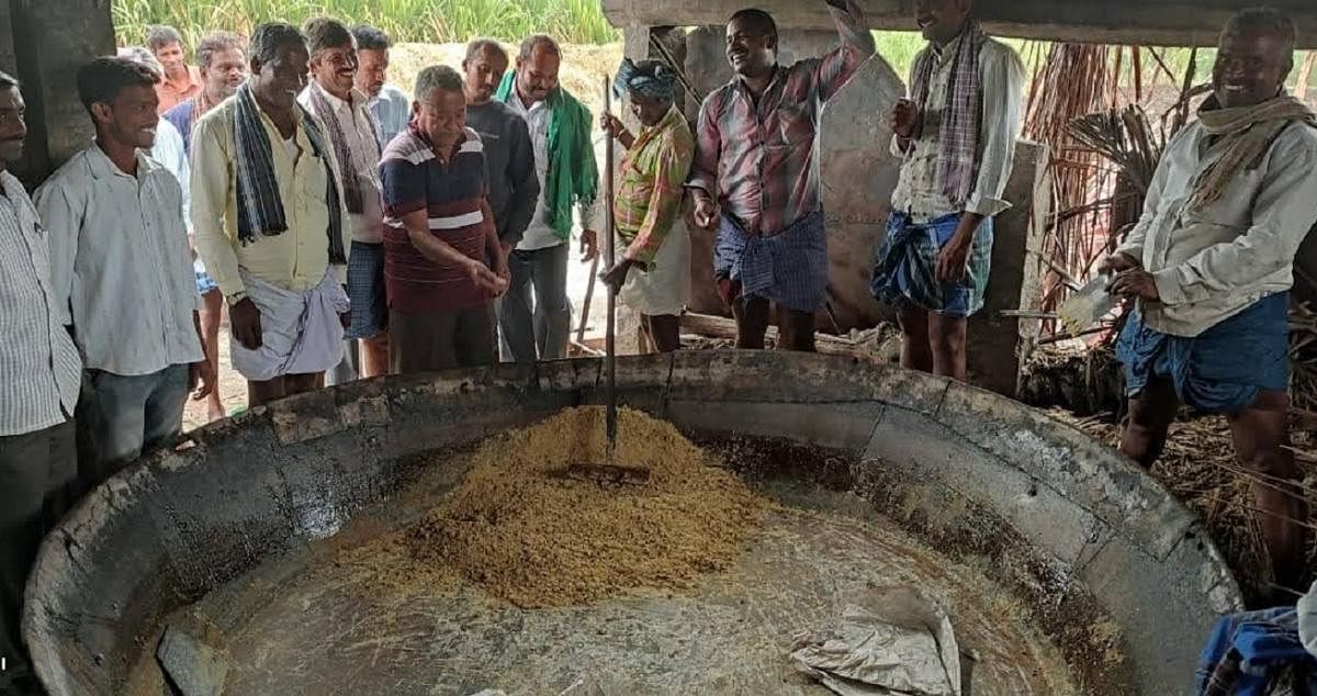 A demonstration on how to make chemical-free jaggery, at Yalandur taluk, Chamarajanagar district. DH PHOTO