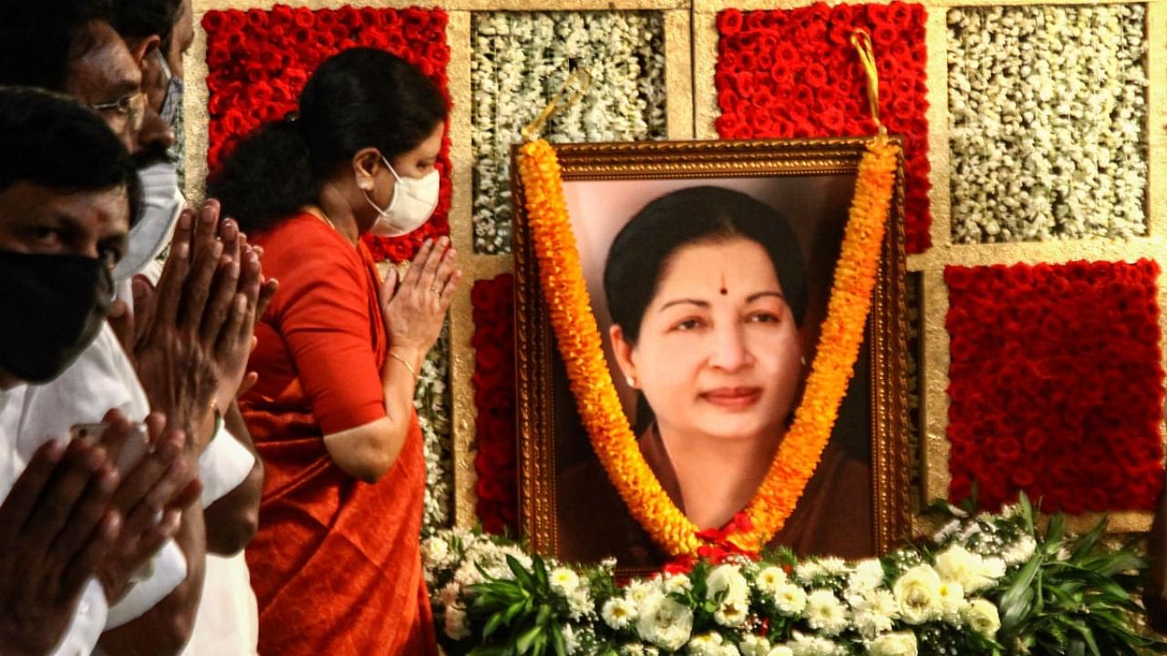 Expelled AIADMK leader VK Sasikala pays floral tribute to former Tamil Nadu Chief Minister late J Jayalalithaa on her birth anniversary, at her residence in Chennai. Credit: PTI.