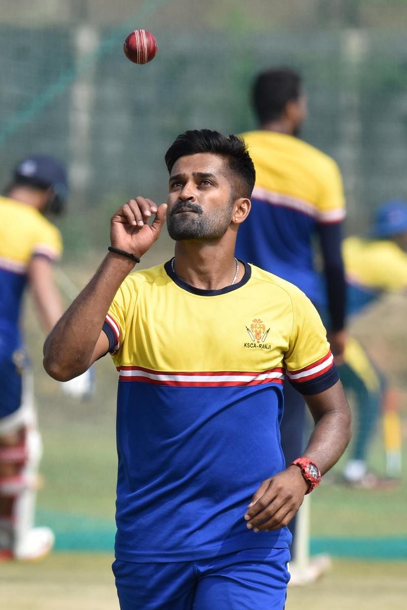 One of Karnataka's most successful captains, pacer R Vinay Kumar on Friday announced his retirement from all forms of cricket. DH FILE PHOTO 