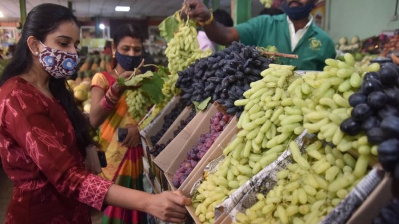 Visitors at the fruit fair at Lalbagh on Thursday. Credit: DH Photo/Janardhan B K