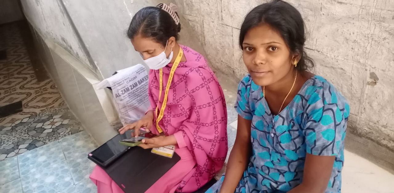 ASHA worker (left) during a health survey for Covid-19 vaccination. Credit: DH Photo