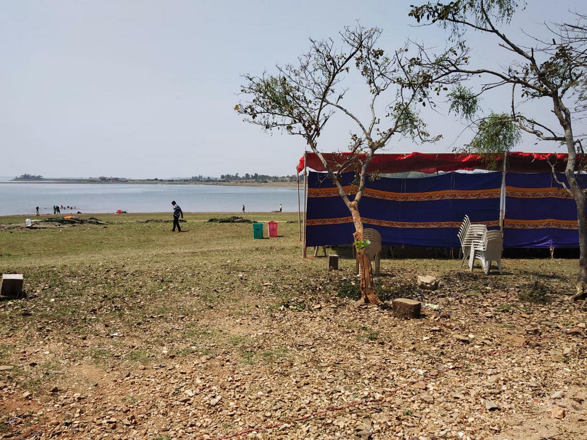 A shamiana erected by the Karnataka Police Academy (KPA), Mysuru, at Krishnaraja Sagar backwaters in Srirangapatna taluk, Mandya district on Saturday. DH PHOTO 