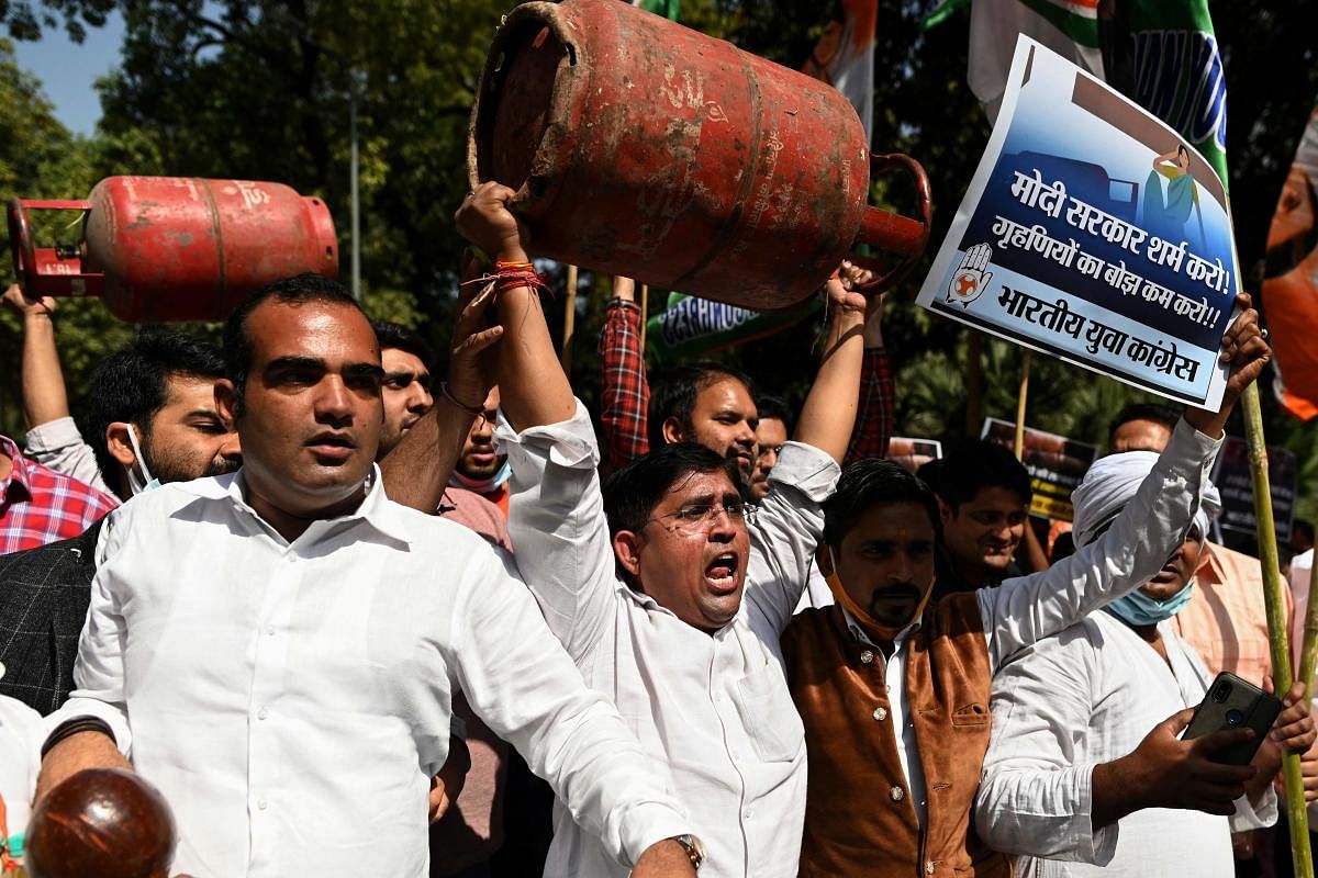 Activists of the Indian Youth Congress (IYC) shouts slogans during a protest against the recent price hike of fuel and Liquefied Petroleum Gas (LPG) during a demonstration near Union minister Smriti Irani residence in New Delhi. Credit: AFP photo. 