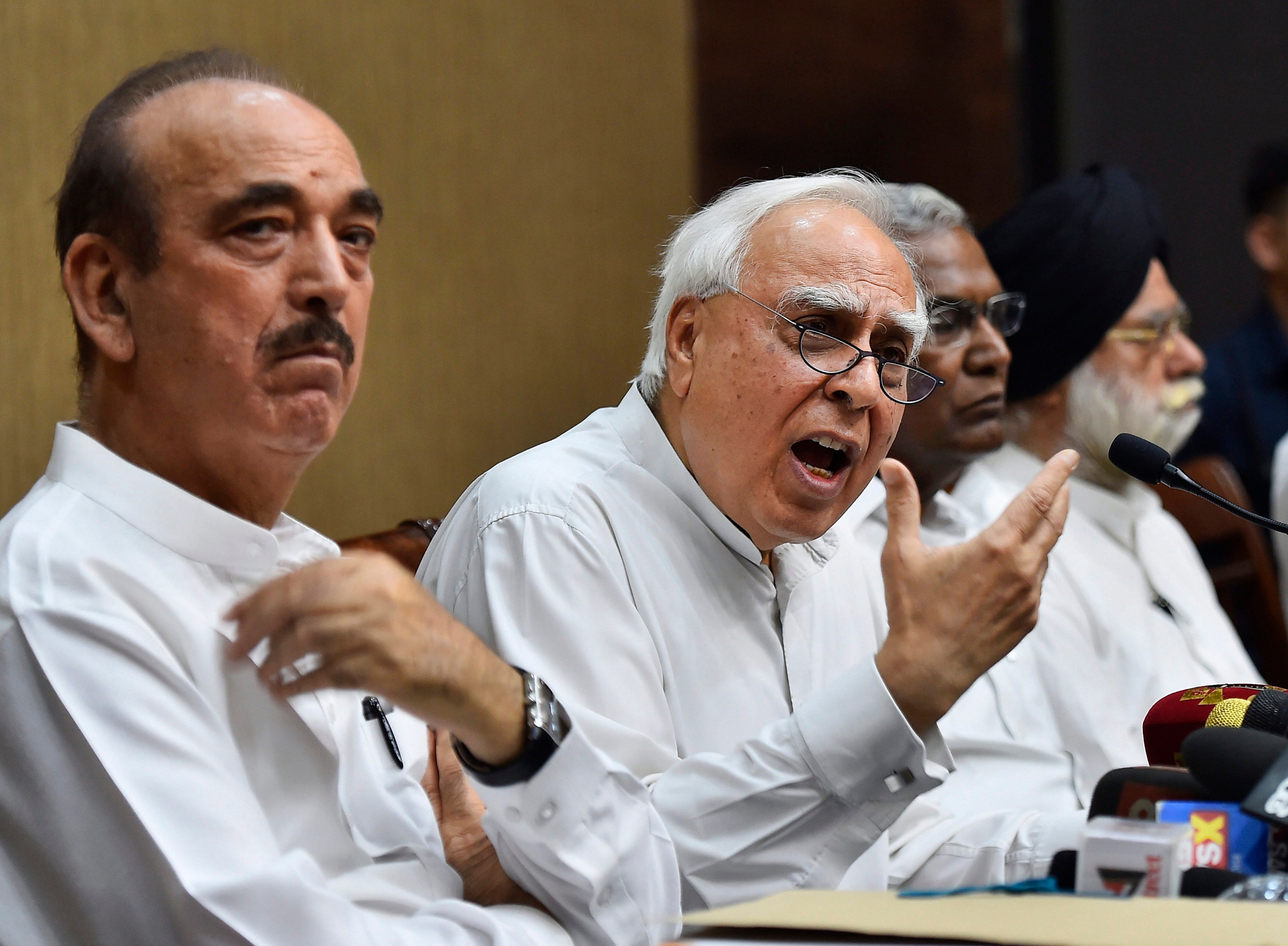 Congress leaders Ghulam Nabi Azad and Kapil Sibal. Credit: PTI File Photo