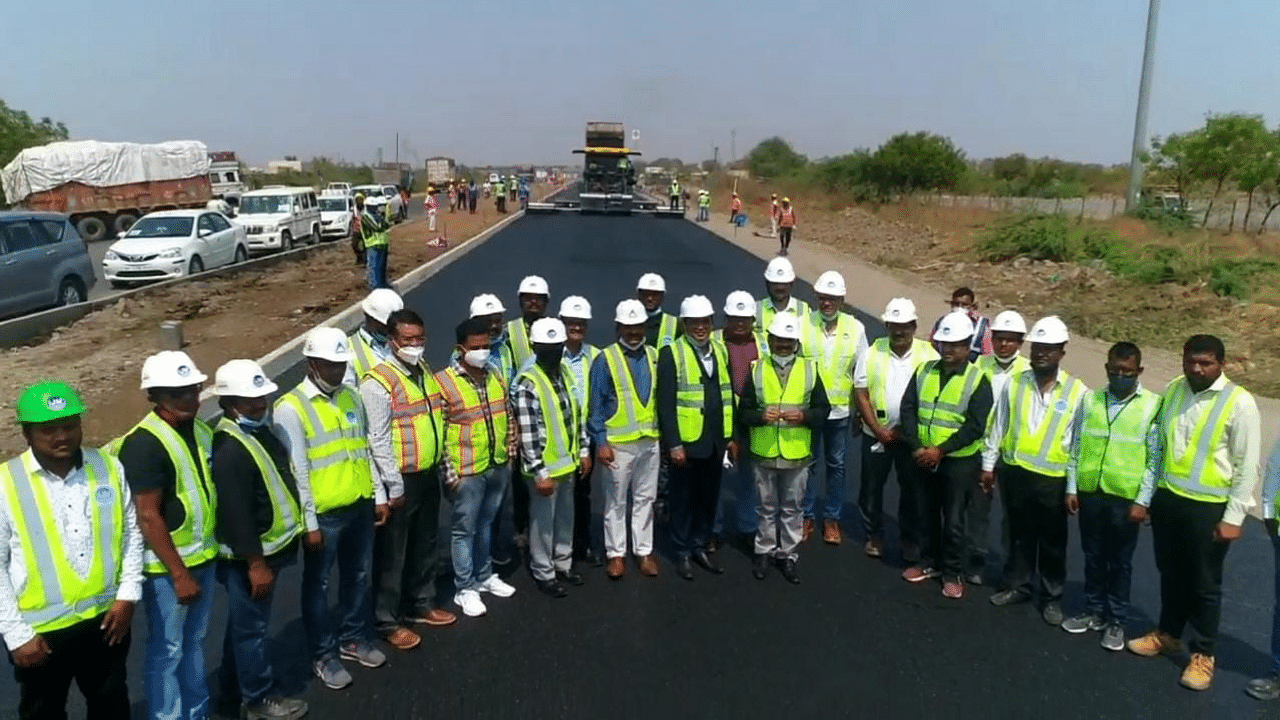 Nitin Gadkari congratulated the employees who worked for this achievement. Credit: Twitter/@nitin_gadkari