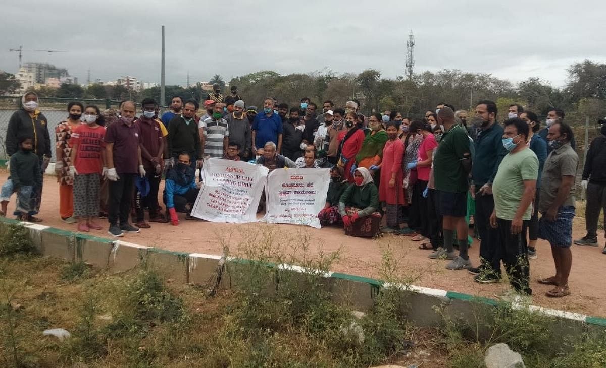 Residents and volunteers from JP Nagar 7th and 8th Phase at the lake clean-up drive on Sunday. Credit: Special Arrangement