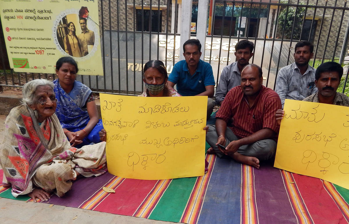 Jayalakshmamma, along with members of Nagarika Hitharakshana Samiti, stages a protest in front of the Town Municipal Council office in Srirangapatna, Mandya district on Tuesday. DH PHOTO