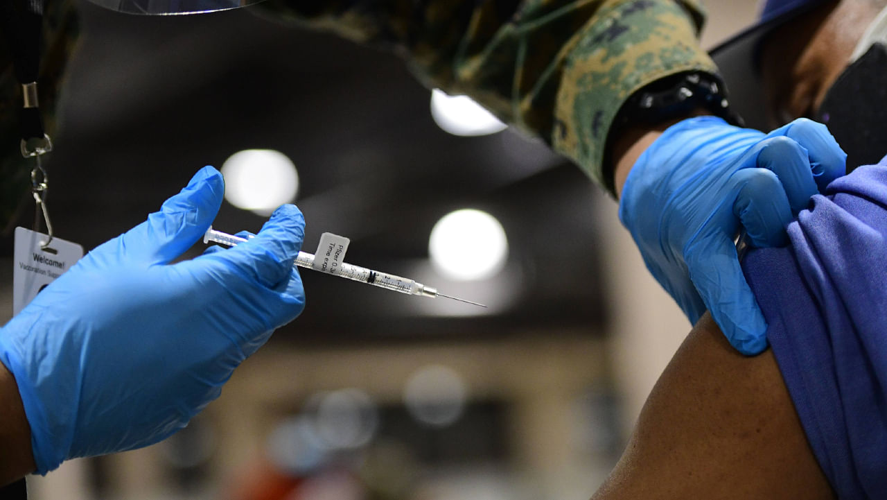 A member of the U.S. Armed Forces administers a dose of the Pfizer COVID-19 vaccine at a FEMA community vaccination center on March 2, 2021 in Philadelphia, Pennsylvania. Located at the Pennsylvania Convention Center, the site is being run as a partnership between the city and the federal government. It is part of a nearly $4 billion plan for FEMA to support more than 400 community vaccination centers across the country. Credit: Getty Images/AFP