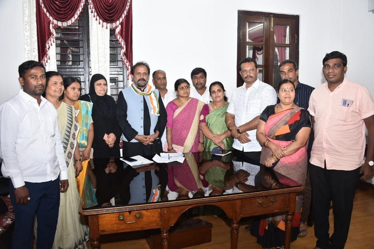 AICC secretary Madhu Goud Yashki with corporators at Jaladarshini guesthouse in Mysuru on Tuesday. DH Photo