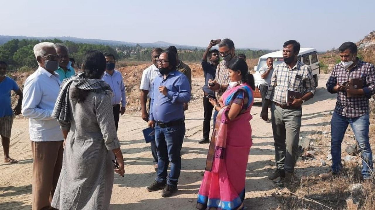 A team of experts from Dhanbad, Jharkhand, inspects the mining areas near the KRS dam in Srirangapatna taluk, Mandya district, on Wednesday. DH photo.