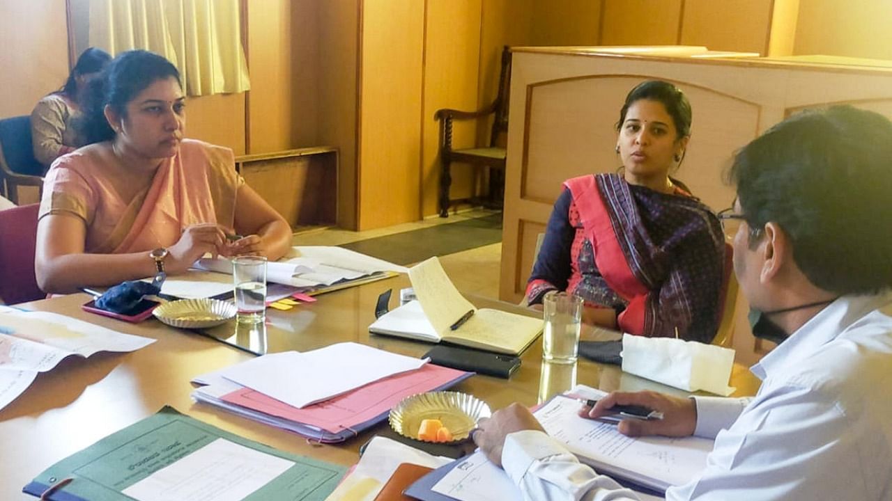 Deputy Commissioner Rohini Sindhuri chairs a meeting in Mysuru on Thursday. Mysuru City Corporation Commissioner Shilpa Nag is also seen. Credit: DH.