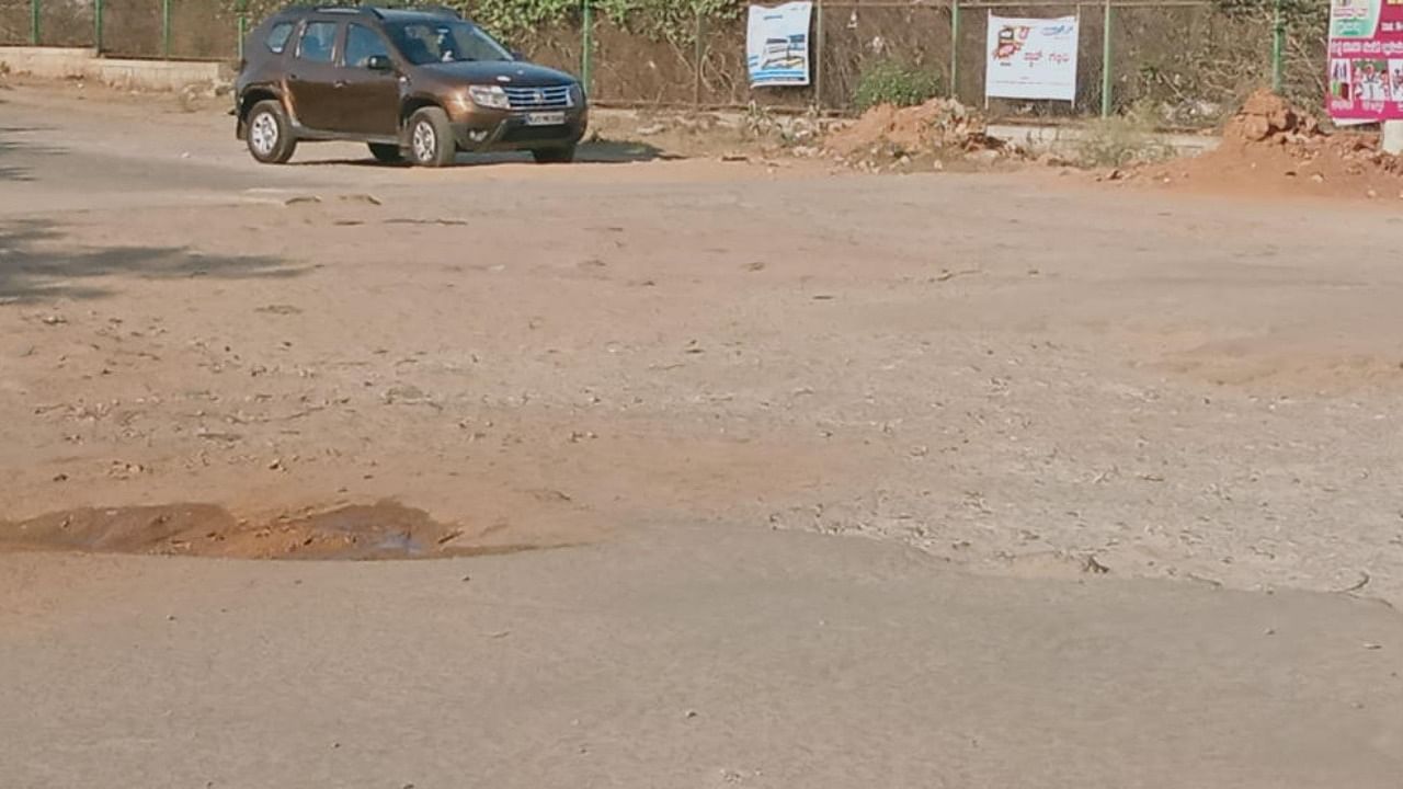 Pothole-ridden road at Manchegowdana Koppal, Vijayanagara Second Stage in Mysuru. Credit: DH.