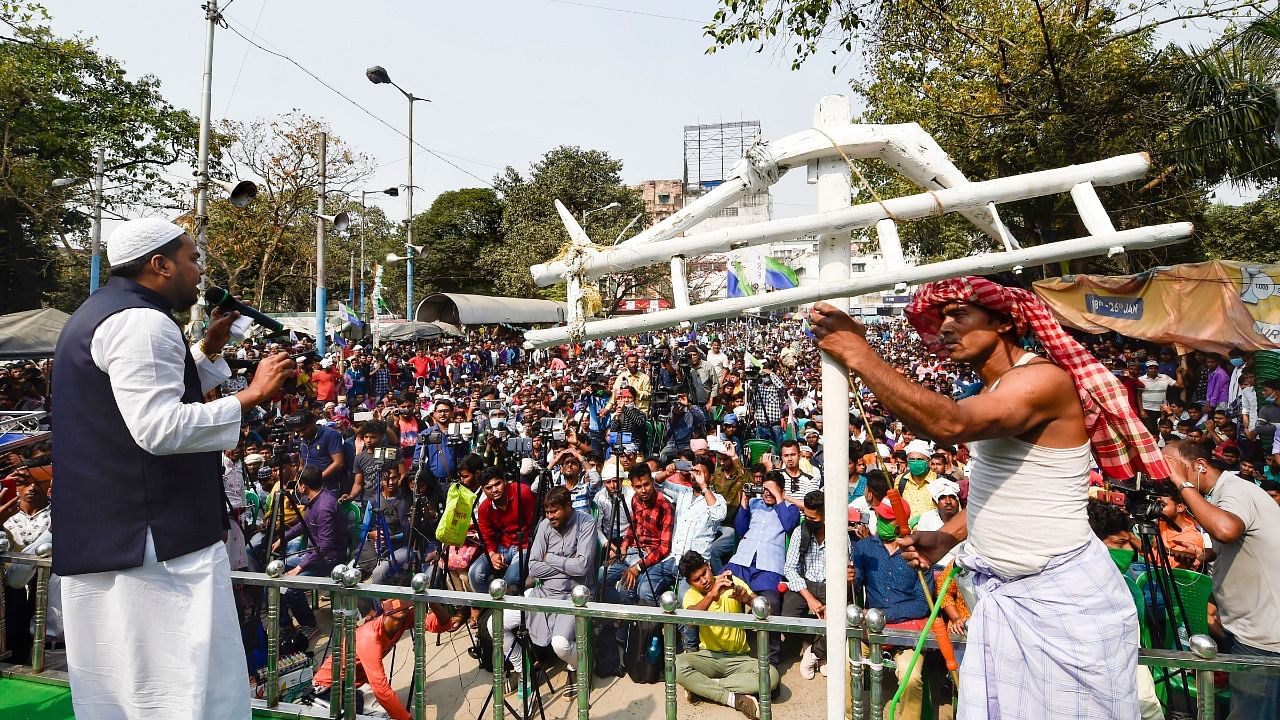 Indian Secular Front (ISF) leader Pirzada Abbas Siddiqui, a cleric of Furfura Sharif Dargah, addresses a protest rally on the ongoing farmers' agitation, in Kolkata. Credit: PTI File Photo