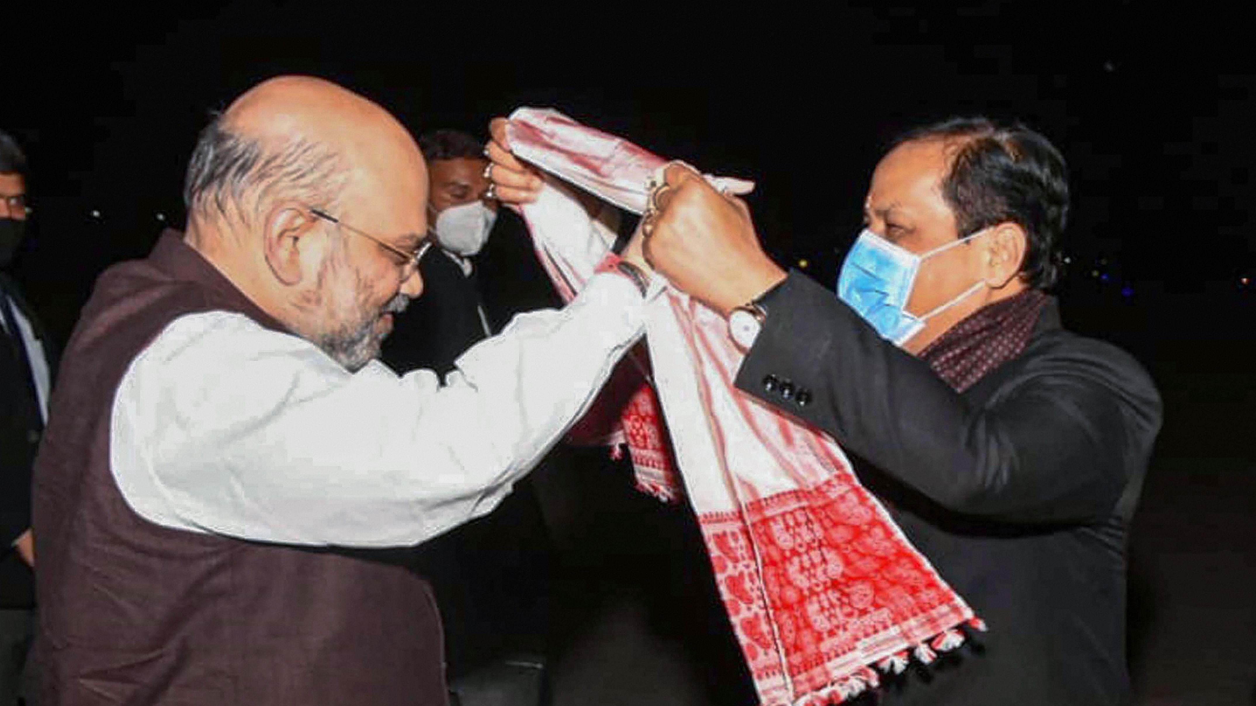Union Home Minister Amit Shah being welcomed by Assam CM Sarbananda Sonowal. Credit: PTI File Photo