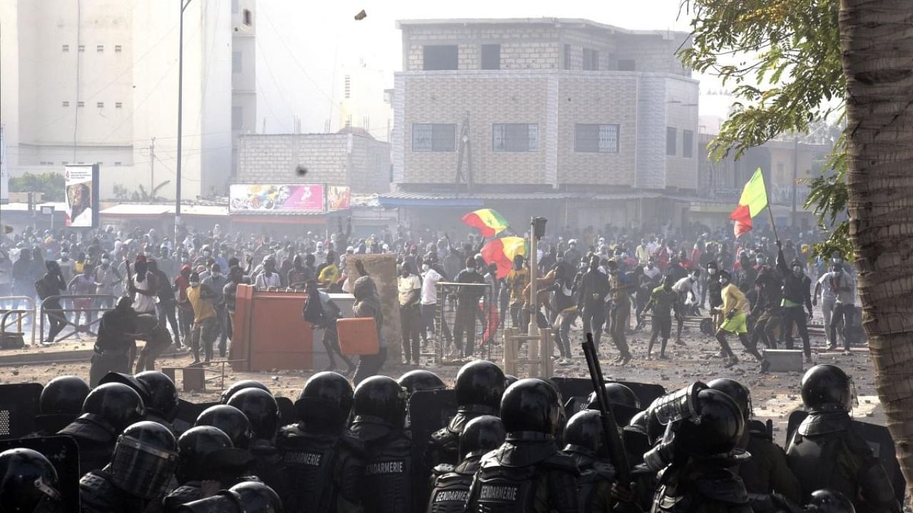 Protesters fight against gendarmes, in the Colobane neighbourhood, in Dakar on March 5, 2021 during clashes following the arrest of main opposition leader Ousmane Sonko. Credit: AFP.