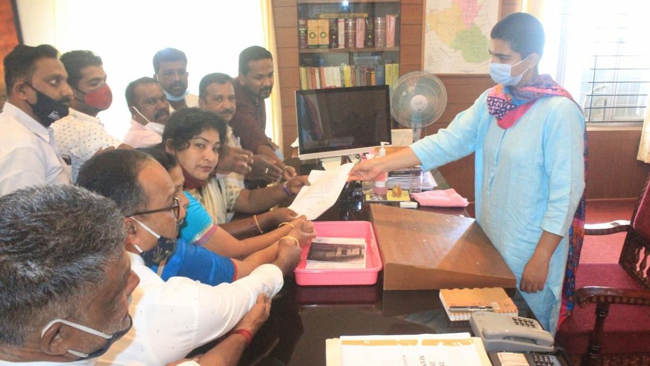 A delegation of elected representatives submits a memorandum to Deputy Commissioner Charulata Somal in Madikeri on Friday. Credit: Special arrangement.