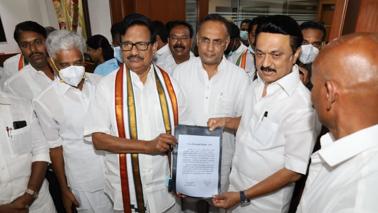 Tamil Nadu Congress President K S Alagiri (L), with Tamil Nadu AICC in-charge Dinesh Gundu Rao, and DMK Chief M K Stalin after signing the seat-sharing agreement at DMK's headquarters in Chennai. Credit: Special Arrangement/DH Photo