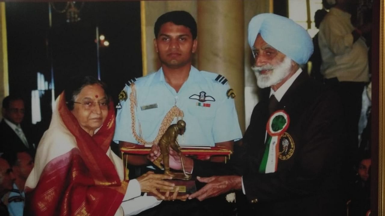Ishar Singh Deol (R) received the Dhyan Chand National Sports Award in 2009. Credit: Twitter/@PunjabGovtIndia.