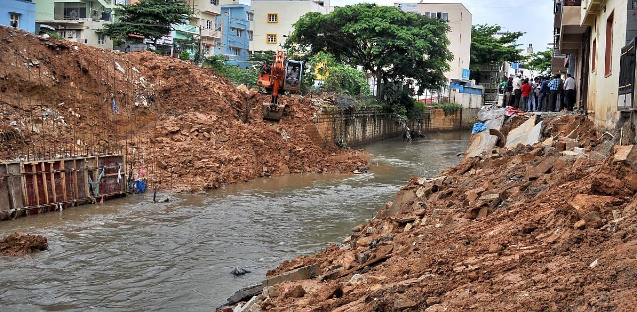 Retaining wall next to a Rajakaluve at Gurudatta Layout in Bengaluru collapse following heavy rains. Credit: DH file photo. 