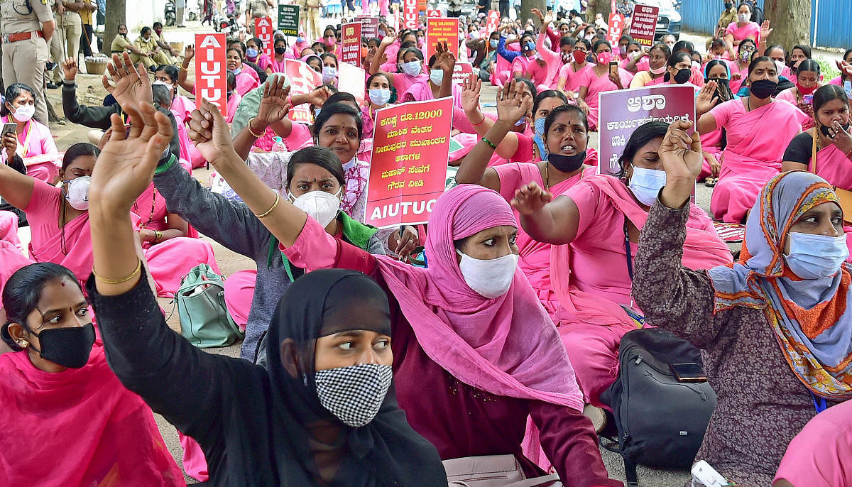 Members of the Karnataka State Samyukta ASHA Workers' Association held a protest at Freedom Park, Bengaluru, to demand a rise in their honorarium. Credit: DH File Photo