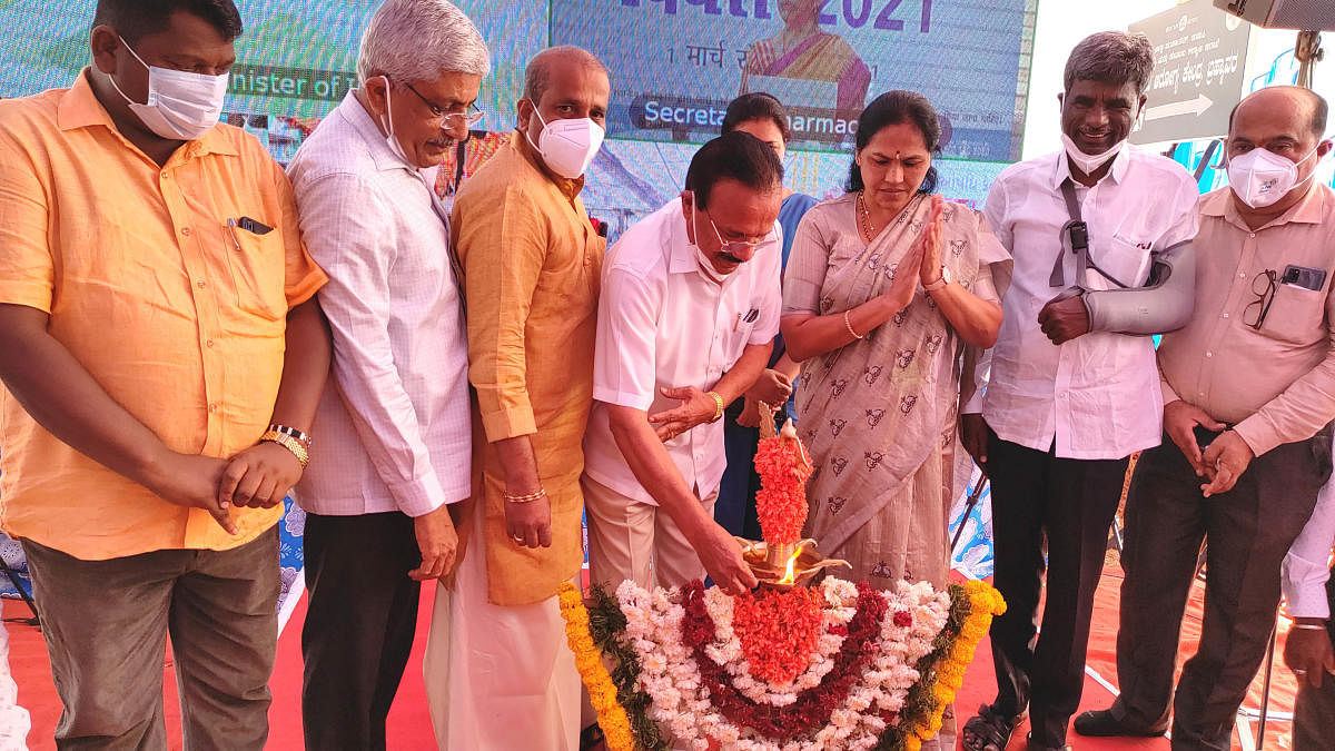 Union Minister D V Sadananda Gowda inaugurated Jan Aushadhi Divas programme and Prime Minister's virtual interaction with beneficiaries at a ground near community health centre in Brahmavar in Udupi district on Sunday. Credit: DH Photo