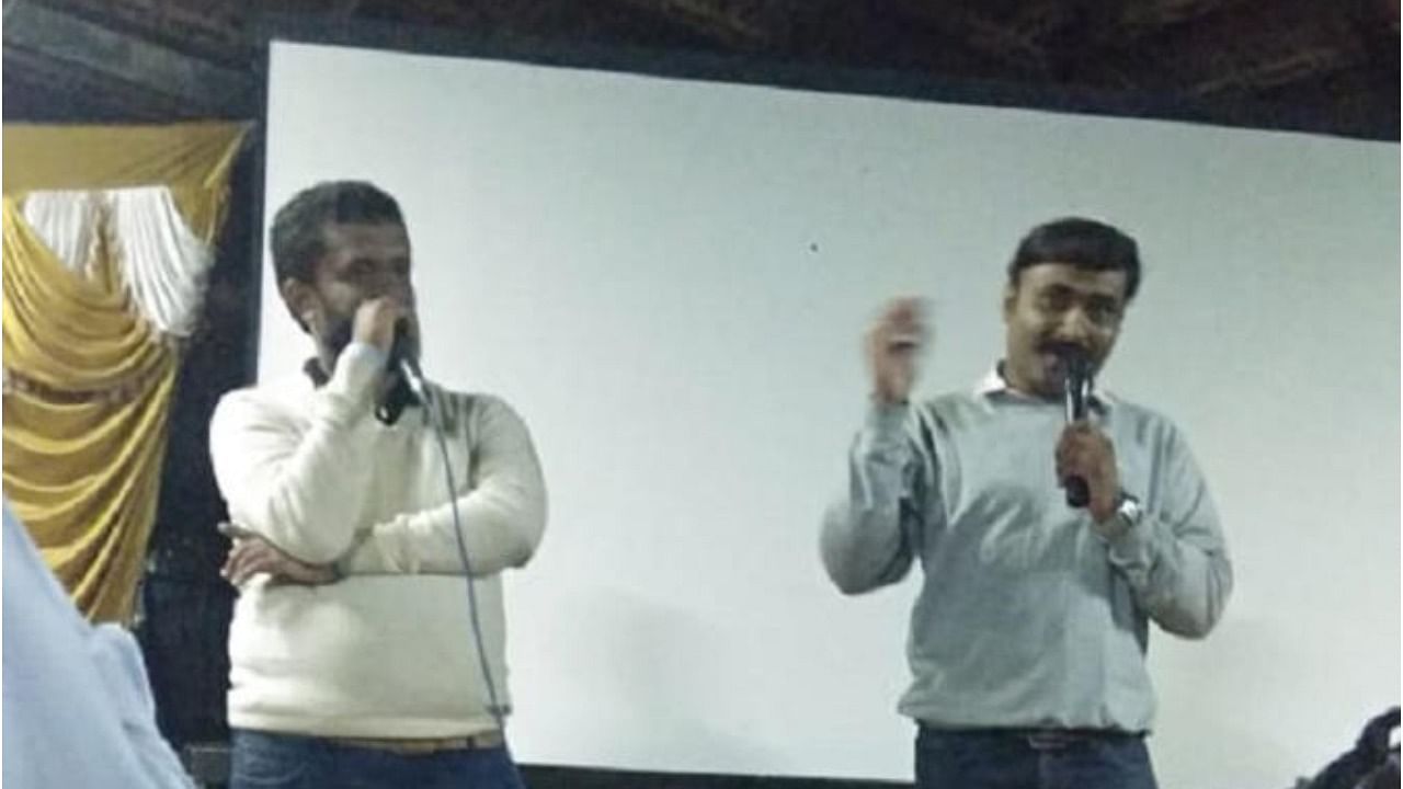 Film director Baleyada Pratish Poovaiah speaks during the premiere show of the film ‘Usar’, held at Mukkole resort in Hoddur village, near Napoklu. Credit: DH Photo