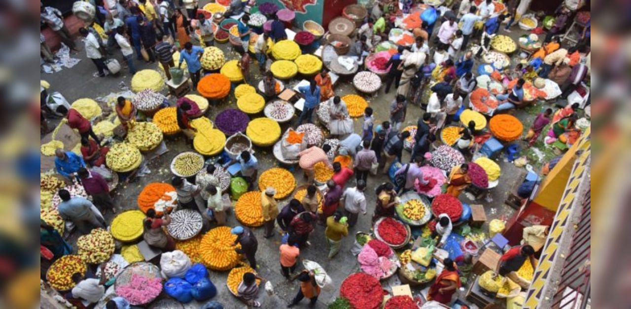 Massive crowds throng KR Market. Credit: DH file photo/Pushkar V