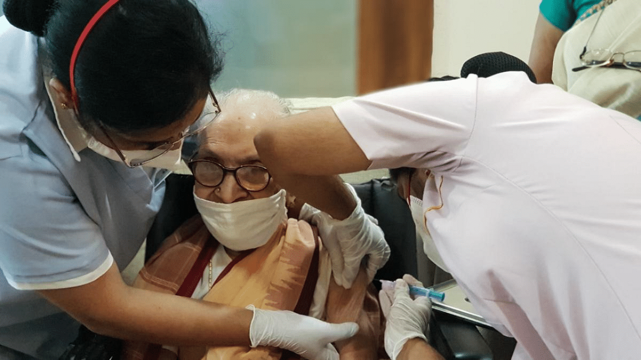 Kameshwari receives the Covid-19 shot in Bengaluru. Credit: DH Photo/By Special Arrangement