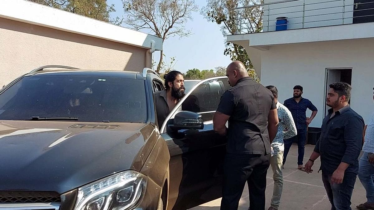 Actor Yash during his visit to the Dudda police station over a dispute over land, in Hassan taluk on Tuesday. DH PHOTO