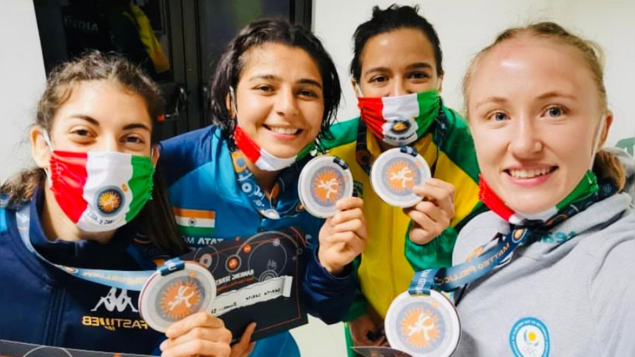 Sarita Mor (second from left) after being awarded the silver medal in Matteo Pellicane wrestling. Credit: Twitter/@saritamor3