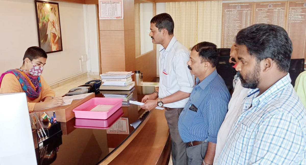 A memorandum was submitted to Deputy Commissioner Charulata Somal, urging her to take measures to repair roads in the New Extension in Madikeri.