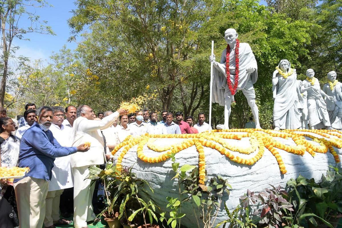 University of Mysore Vice-Chancellor G Hemantha Kumar pays floral tributes to a model of ‘Dandi March’, at Manasagangotri, University of Mysore campus in Mysuru, on Friday. DH PHOTO