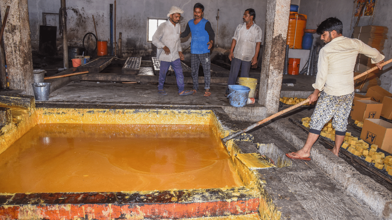 Sugarcane juice converted to Jaggery using chemical and Organic at Aleman. Credit: DH Photo