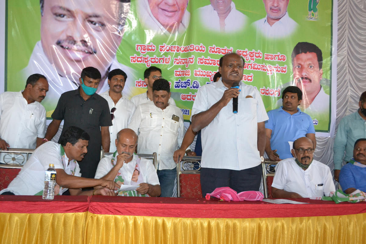 JD(S) leader H D Kumaraswamy addresses the party workers during MyMUL election campaign in Hunsur, Mysuru district on Saturday. Credit: DH Photo