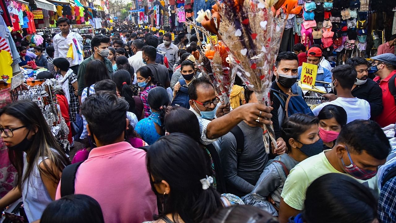 People not adhering to social distancing norms throng a market, amid the coronavirus pandemic, at Sarojini Nagar Market, in New Delhi, Sunday, March 14, 2021. Credit: PTI Photo