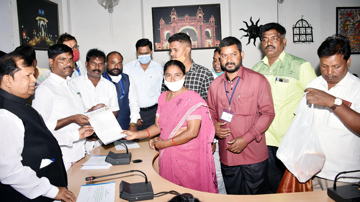 Leaders of civic workers submit a memorandum to National Safai Karmachari Commission Chairperson Venkateshan and state president M Shivanna in Mysuru on Monday. Credit: DH Photo