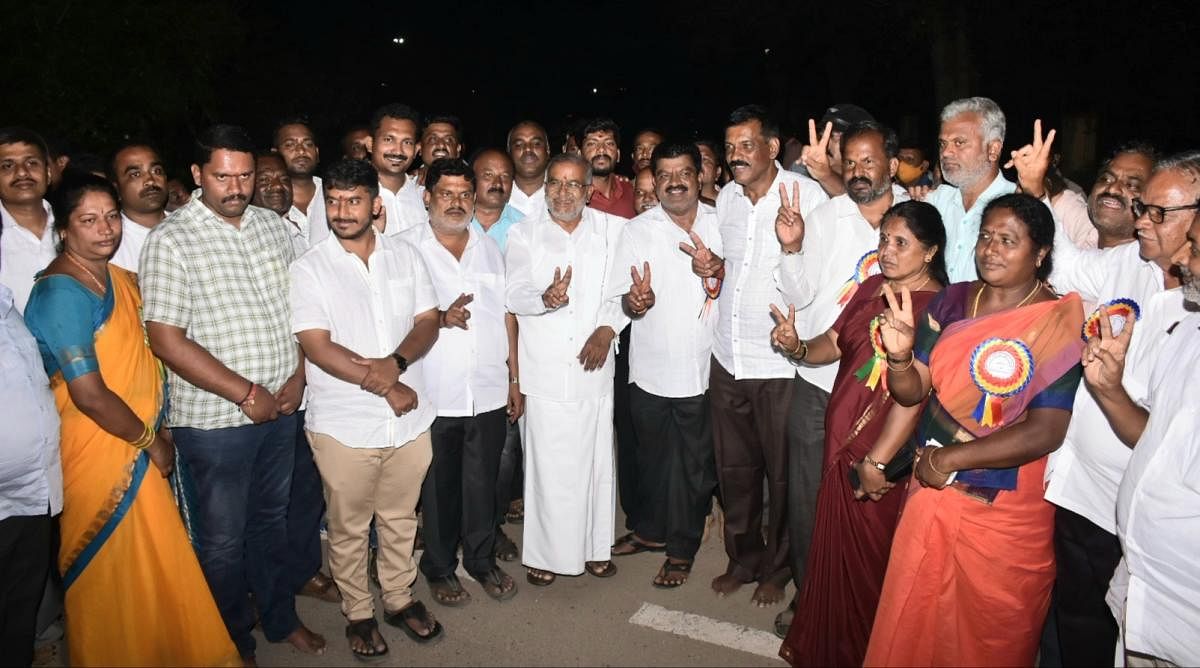 New directors of Mysore District Co-Operative Milk Producers Societies Union ((MyMul), after the election in Mysuru on Tuesday. MLA G T Devegowda and his son G D Harish Gowda are seen. DH Photo